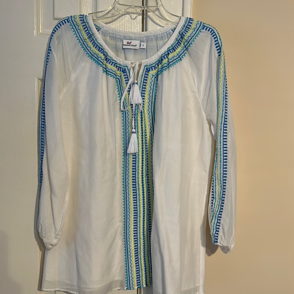 Vineyard vines white embroidered top